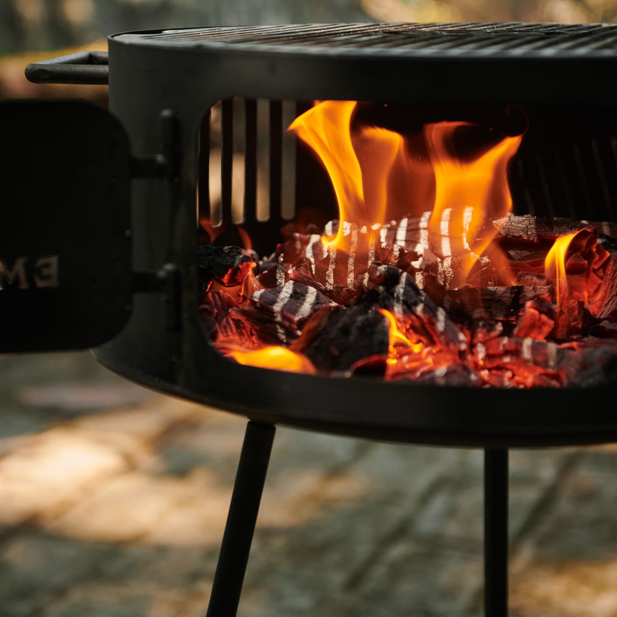 Asador Hudson Light encendido con leña