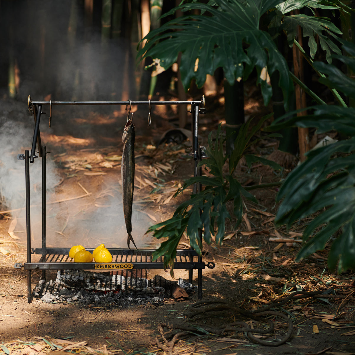 Parrilla Hunter en uso cocinando pescado al fuego