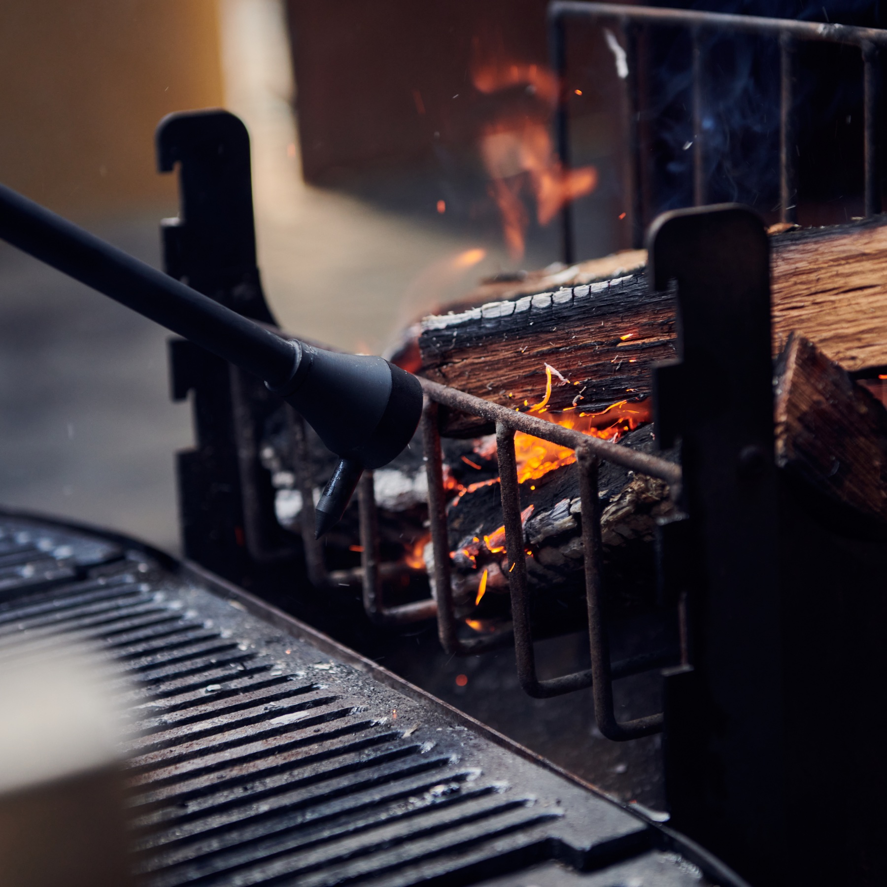 Quemador trasero del Asador Sierra Madre alimentado con leña y fuego